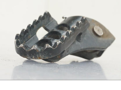 Vänster sida på Fotpinne från en BMW F 800 GS -2008 motorcykel.