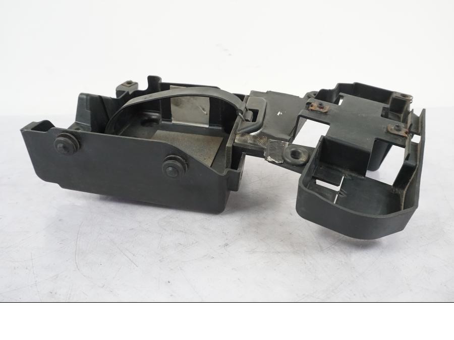 Höger sida på Batterihållare från en Yamaha XVS 1100 -2004 motorcykel.