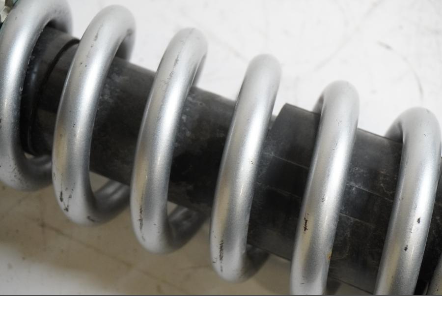 Snett uppifrån på Stötdämpare från en Yamaha MT-07 Tracer -2016 motorcykel.