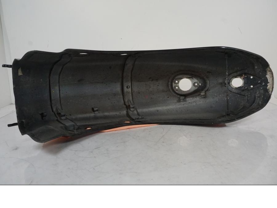 Extrabild3 på <p>Bakskärm till Triumph Rocket III Touring.</p>

<p>En mindre repa finns se bild.</p> motorcykel.