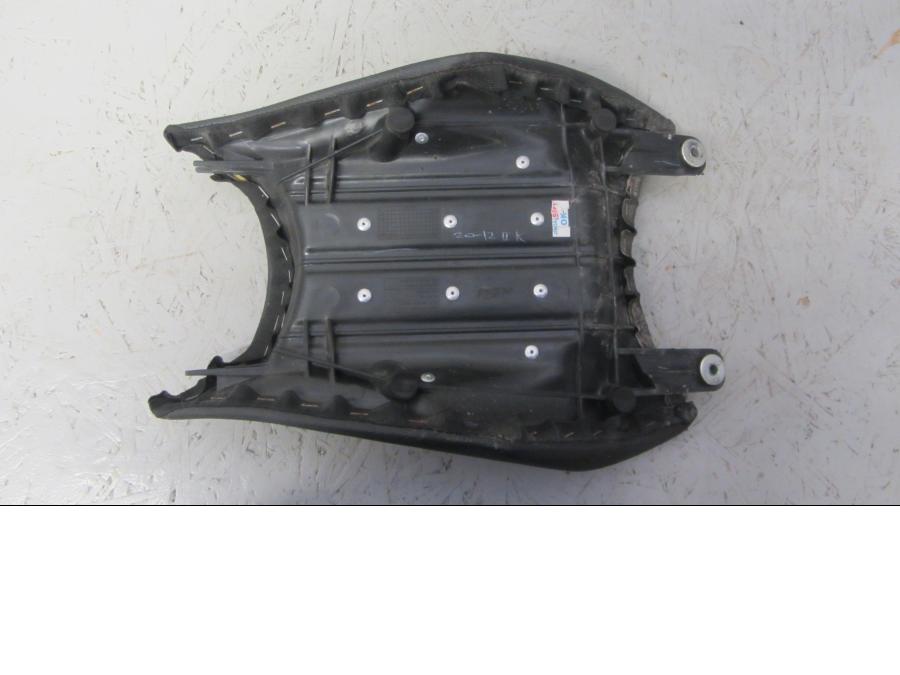 Vänster sida på Sadel från en KTM 125 Duke -2014 motorcykel.