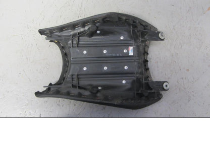 Vänster sida på Sadel från en KTM 125 Duke -2014 motorcykel.