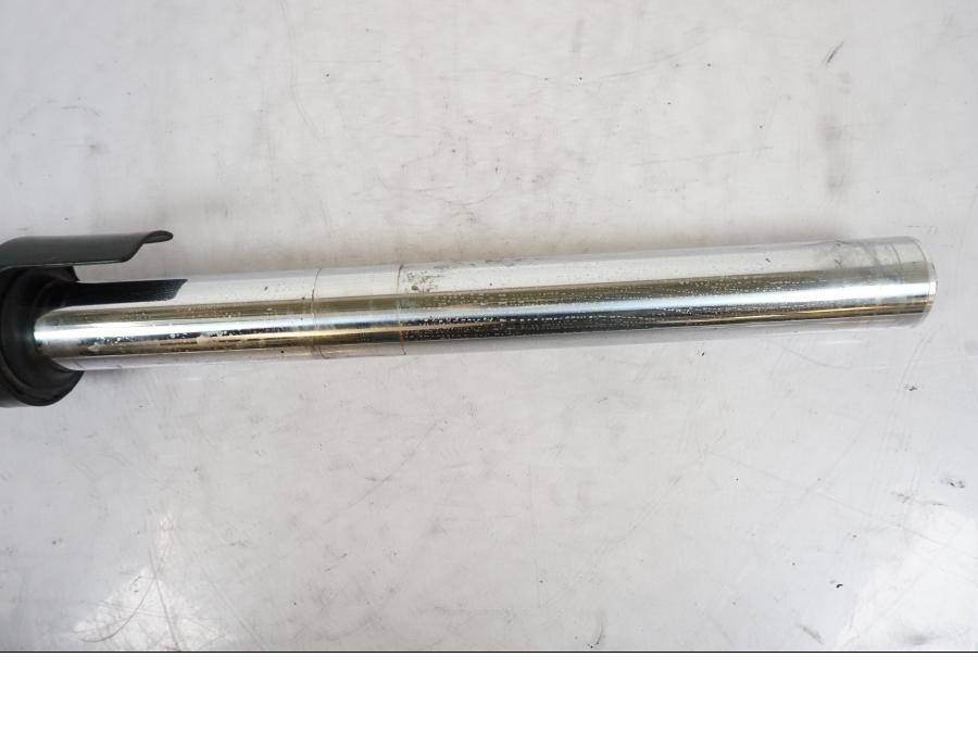 Snett nerifrån på Gaffelben från en Kawasaki ER-6N -2008 motorcykel.