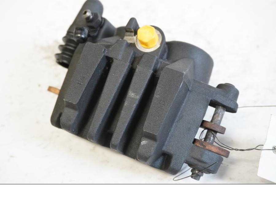 Baksidan på <p>Bromsok höger fram från Kawasaki ER-6N ABS 2014. Tokico. Två kolvs ok. Lättare skrapmärken på oket.</p>

<p>Okej skick.</p> motorcykel.