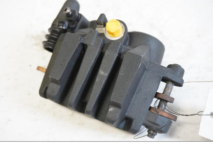 Baksidan på <p>Bromsok höger fram från Kawasaki ER-6N ABS 2014. Tokico. Två kolvs ok. Lättare skrapmärken på oket.</p>

<p>Okej skick.</p> motorcykel.