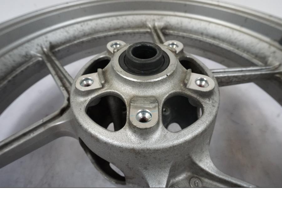 Snett uppifrån på Fälg från en Kawasaki ER-6F -2010 motorcykel.