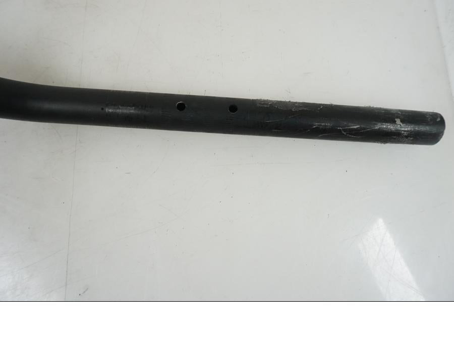 Snett uppifrån på Styre från en KTM 125 Duke -2023 motorcykel.