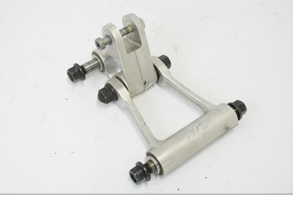 Framsidan på Stötdämparlänkage från en KTM 690 Duke -2016 motorcykel.