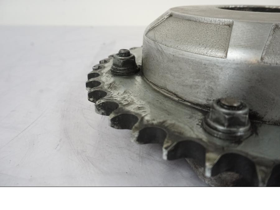 Höger sida på Drev från en Honda VFR 750 -1994 motorcykel.