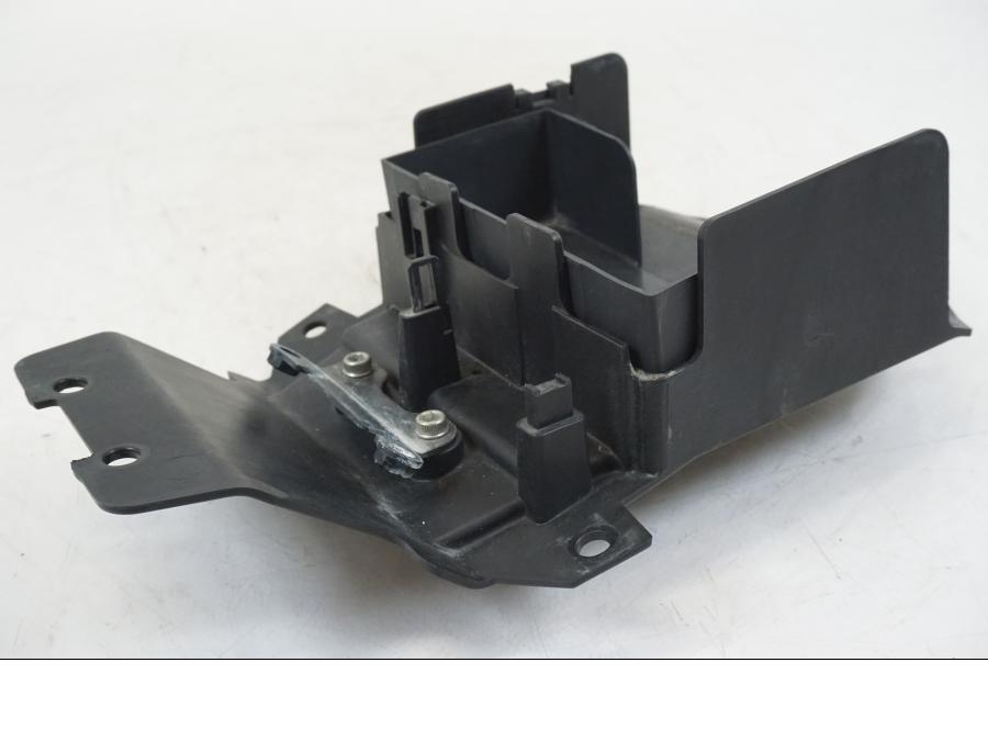 Extrabild2 på Batterikåpa från en Ducati Streetfighter S -2011 motorcykel.