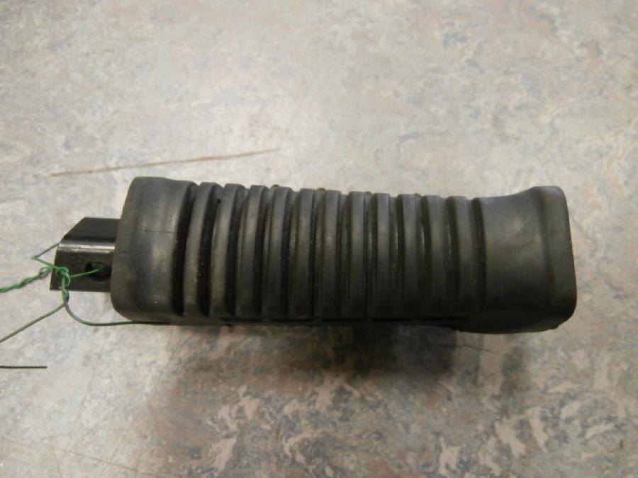 Framsidan på Fotpinne från en Suzuki DL 650 -2006 motorcykel.