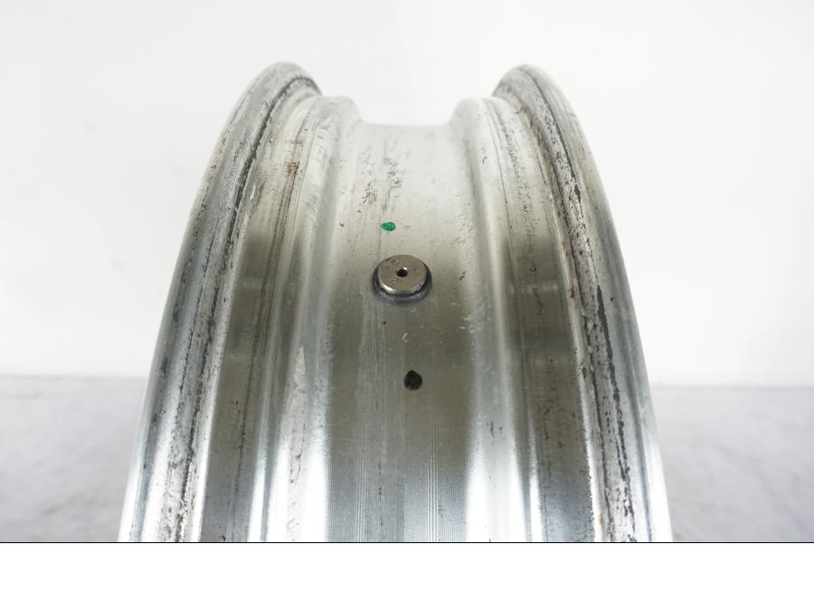 Snett nerifrån på Fälg från en Kawasaki VN 1500 Mean Streak -2002 motorcykel.