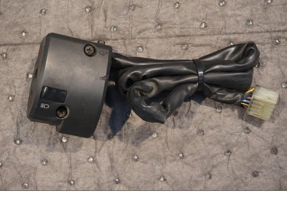 Baksidan på Styrelreglage från en Yamaha FJR 1300 -2004 motorcykel.