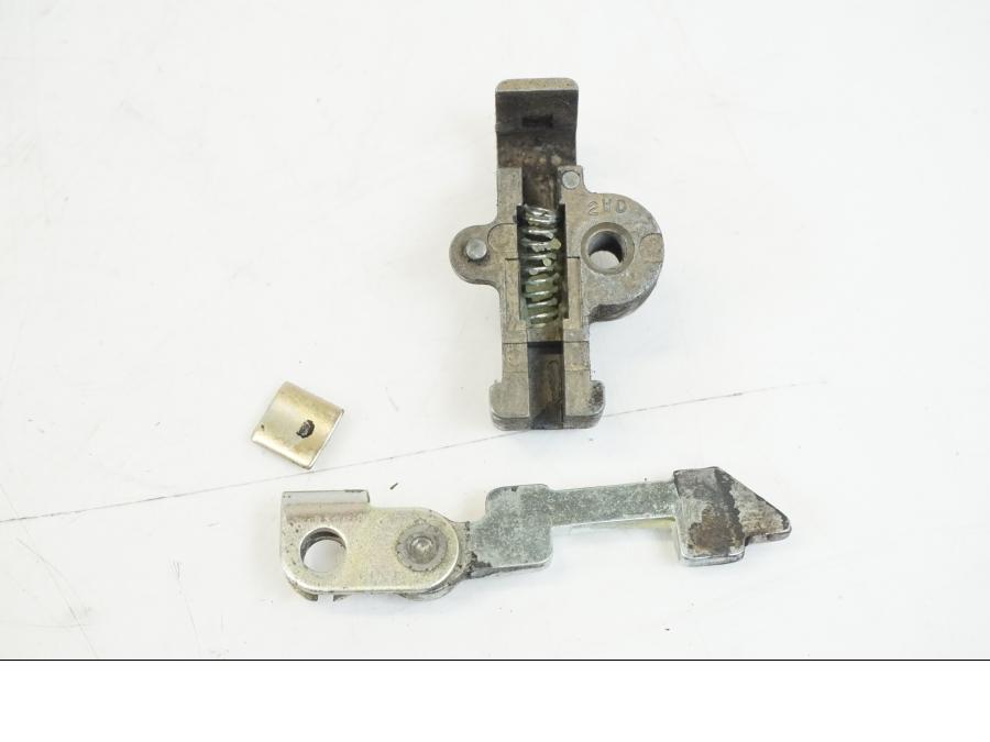 Baksidan på Sadellåsmekanism från en Honda VFR 800 -2003 motorcykel.