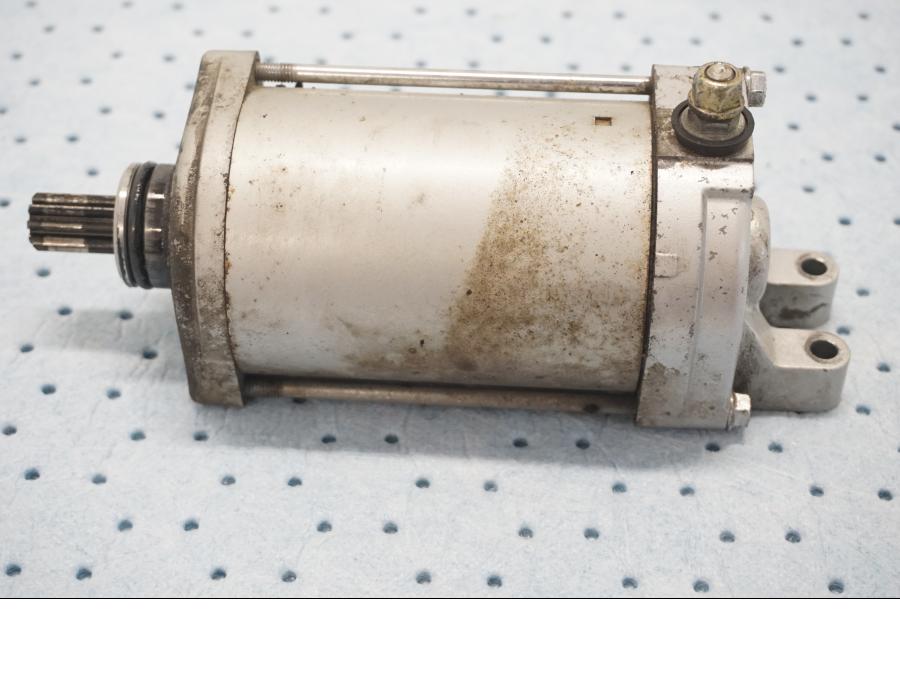 Framsidan på Startmotor från en BMW F 800 ST -2007 motorcykel.