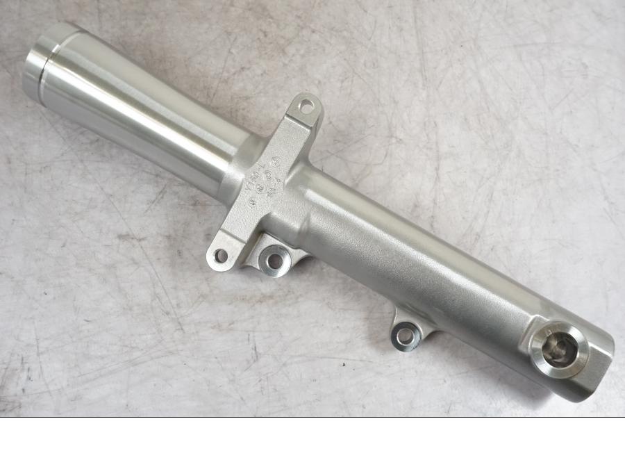 Snett nerifrån på Gaffelben från en Yamaha XV 1600 -1999 motorcykel.