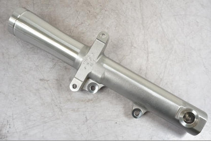 Snett nerifrån på Gaffelben från en Yamaha XV 1600 -1999 motorcykel.