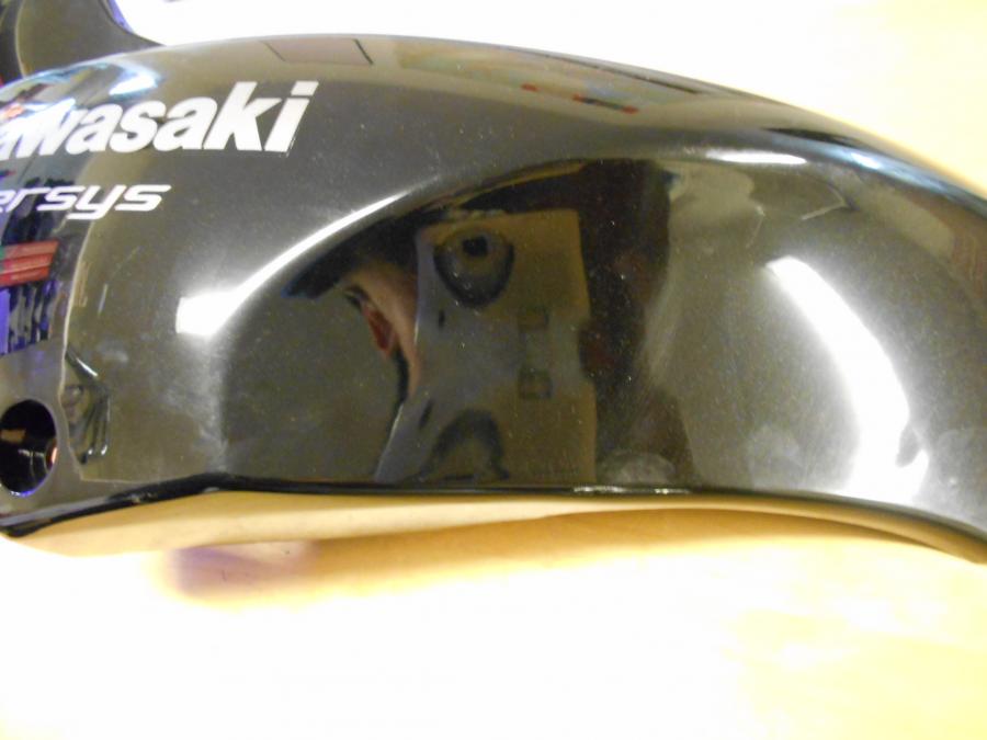 Höger sida på Bensintankskåpa från en Kawasaki Versys 650 -2008 motorcykel.