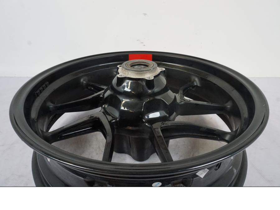 Baksidan på Fälg från en Ducati Multistrada 1158 V4 -2021 motorcykel.