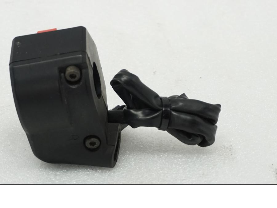 Baksidan på Styrelreglage från en Buell XB9S -2003 motorcykel.