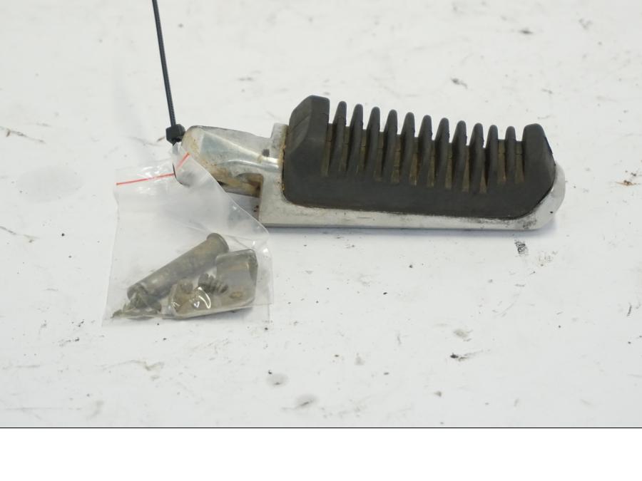 Baksidan på Fotpinne från en Suzuki DL 1000 -2003 motorcykel.