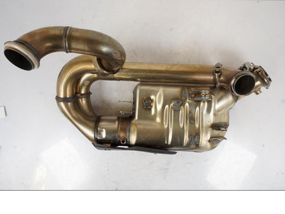 Snett nerifrån på Mellanburk från en KTM 1290 Super Duke R -2023 motorcykel.