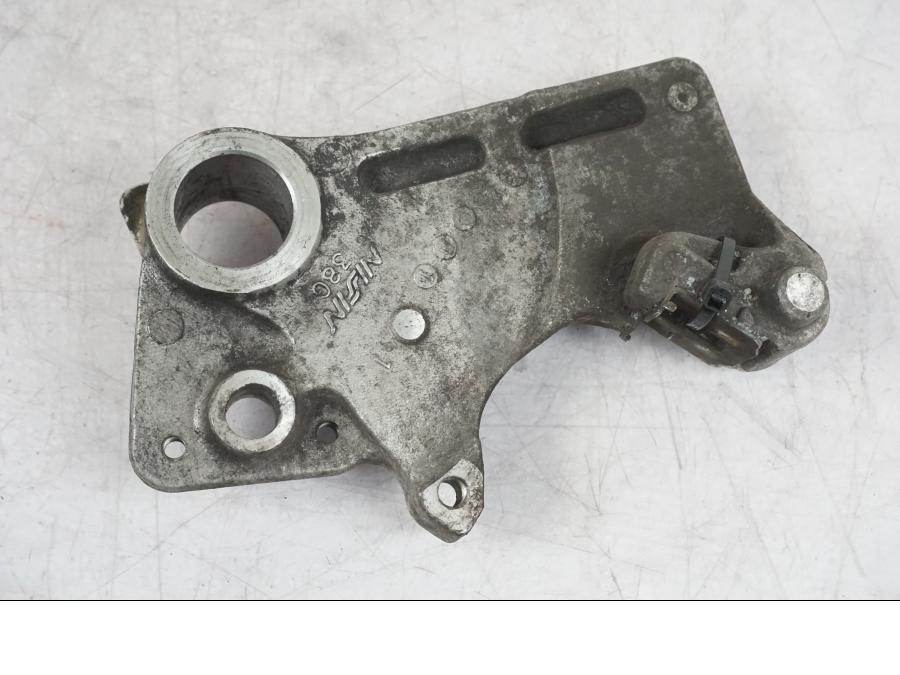 Snett uppifrån på Bromsoksfäste från en Suzuki GSF 1250 -2010 motorcykel.