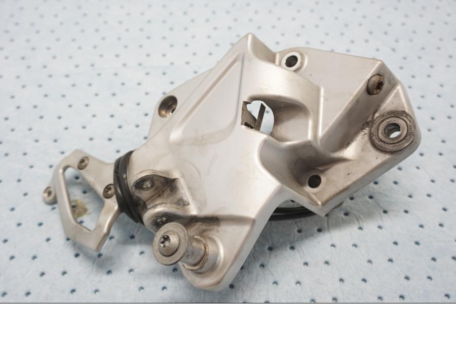 Framsidan på Fotpinnefäste från en BMW F 800 ST -2007 motorcykel.