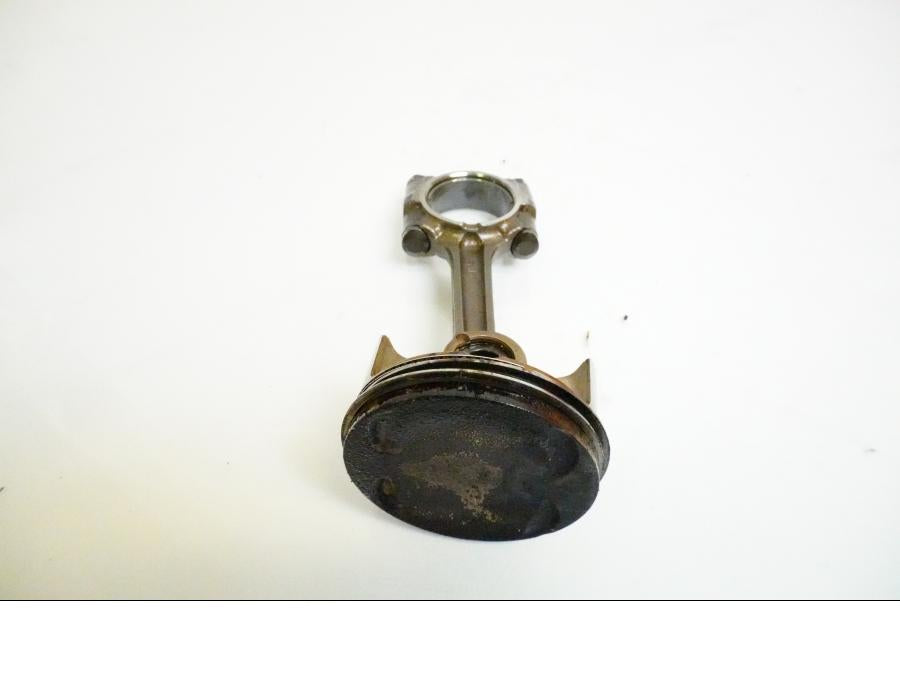 Baksidan på Kolv från en Yamaha FJR 1300 -2005 motorcykel.