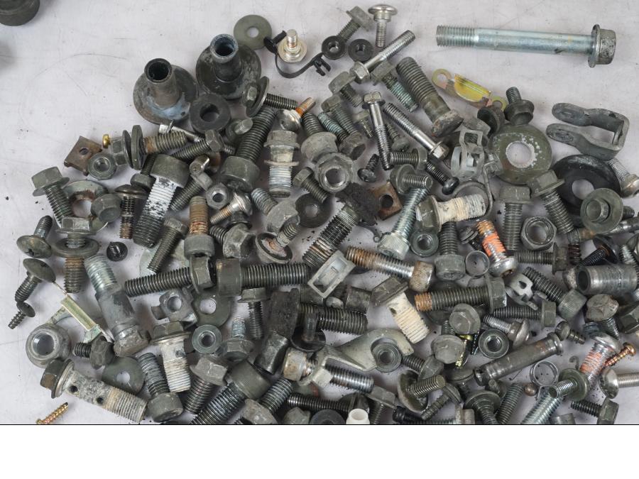 Höger sida på Skruv / Mutter etc från en Suzuki SV 650 -1999 motorcykel.