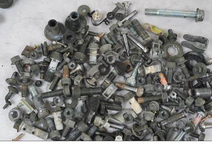 Höger sida på Skruv / Mutter etc från en Suzuki SV 650 -1999 motorcykel.