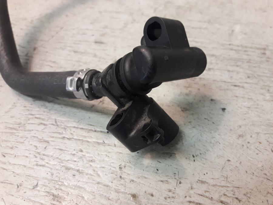 Framsidan på Fuel Rail från en KTM 1290 Super Duke -2016 motorcykel.