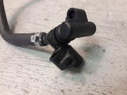 Framsidan på Fuel Rail från en KTM 1290 Super Duke -2016 motorcykel.