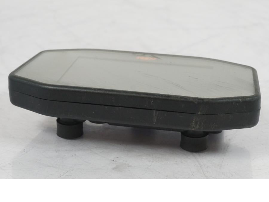 Snett nerifrån på Instrumentpanel från en KTM 1290 Super Duke R -2018 motorcykel.