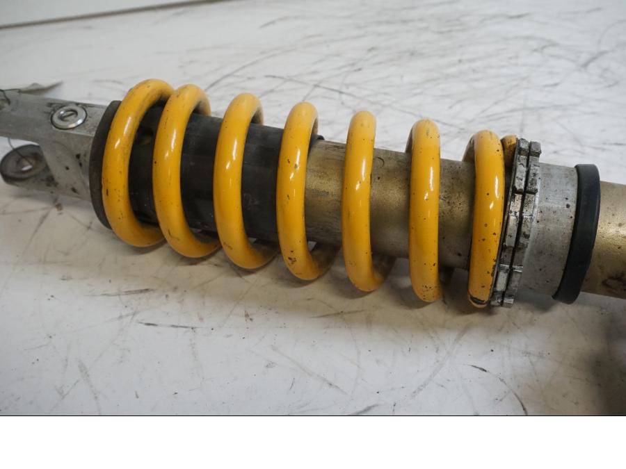 Snett nerifrån på Stötdämpare från en Kawasaki ZX-9R -2000 motorcykel.