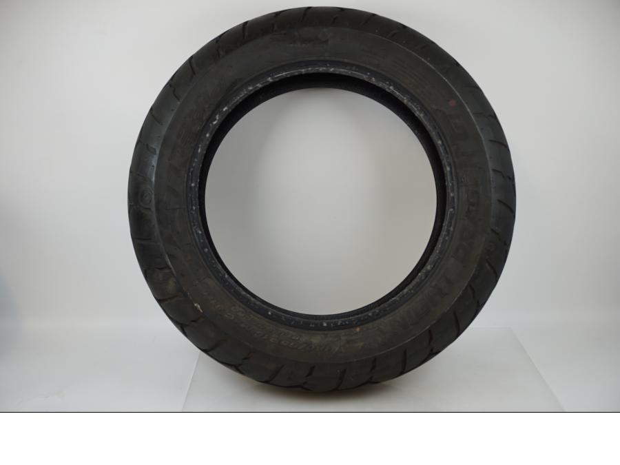 Framsidan på <p>Begagnad däck av märket Pirelli och modell Night Dragon GT.</p>

<p>Dimension 180/65-16. </p>

<p>Mönsterdjup ca.80%</p>

<p>Tillv. 02/2023.</p> moped.