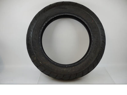 Framsidan på <p>Begagnad däck av märket Pirelli och modell Night Dragon GT.</p>

<p>Dimension 180/65-16. </p>

<p>Mönsterdjup ca.80%</p>

<p>Tillv. 02/2023.</p> moped.