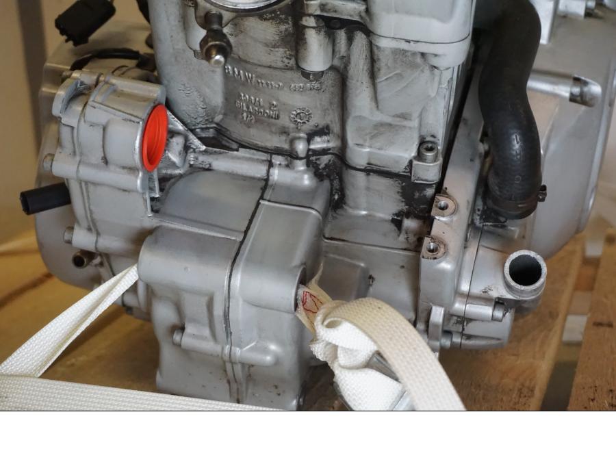 Vänster sida på Motor från en BMW F 650 CS -2002 motorcykel.