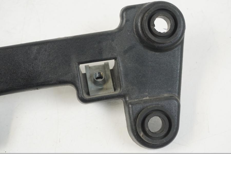 Baksidan på Instrumentpanelsfäste från en Aprilia RS 125 -2008 motorcykel.