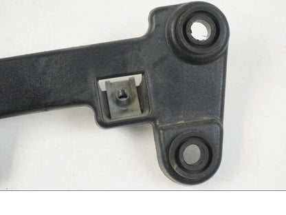 Baksidan på Instrumentpanelsfäste från en Aprilia RS 125 -2008 motorcykel.