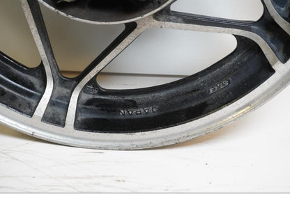 Snett nerifrån på Fälg från en Honda VF 750 C -1983 motorcykel.