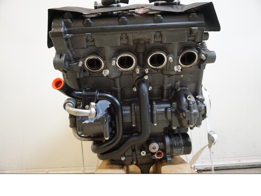 Vänster sida på Motor från en Yamaha MT-10 -2022 motorcykel.