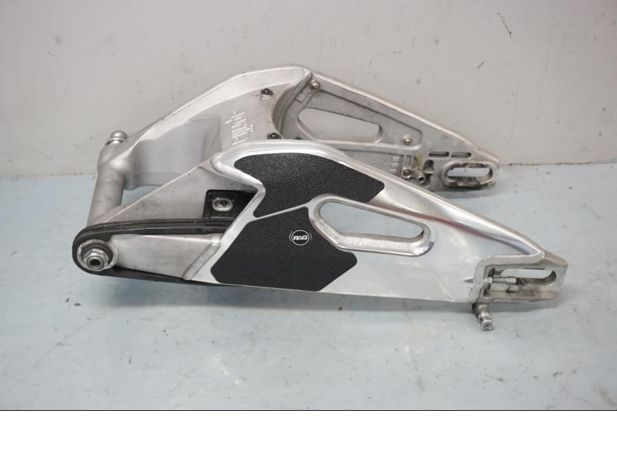 Baksidan på Sving från en Aprilia Tuono V4R -2018 motorcykel.