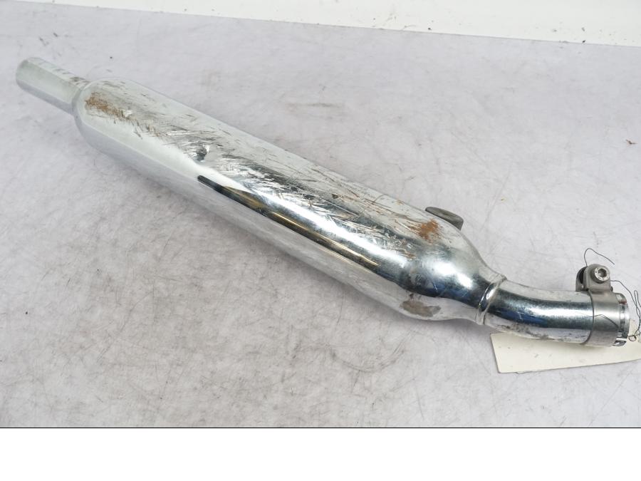 Snett nerifrån på Ljuddämpare från en Triumph Bonneville -2012 motorcykel.