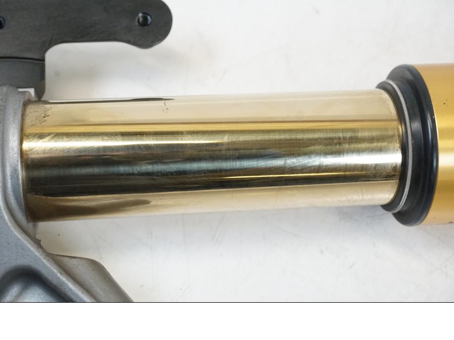 Snett nerifrån på Gaffelben Öhlins från en Triumph Speed Triple -2021 motorcykel.