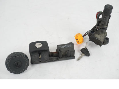 Framsidan på <p>Låssats från BMW K 1200 LT 2004.</p>

<p>Tändningslås, tanklock, tankplastlås och 1st nyckel.</p> motorcykel.