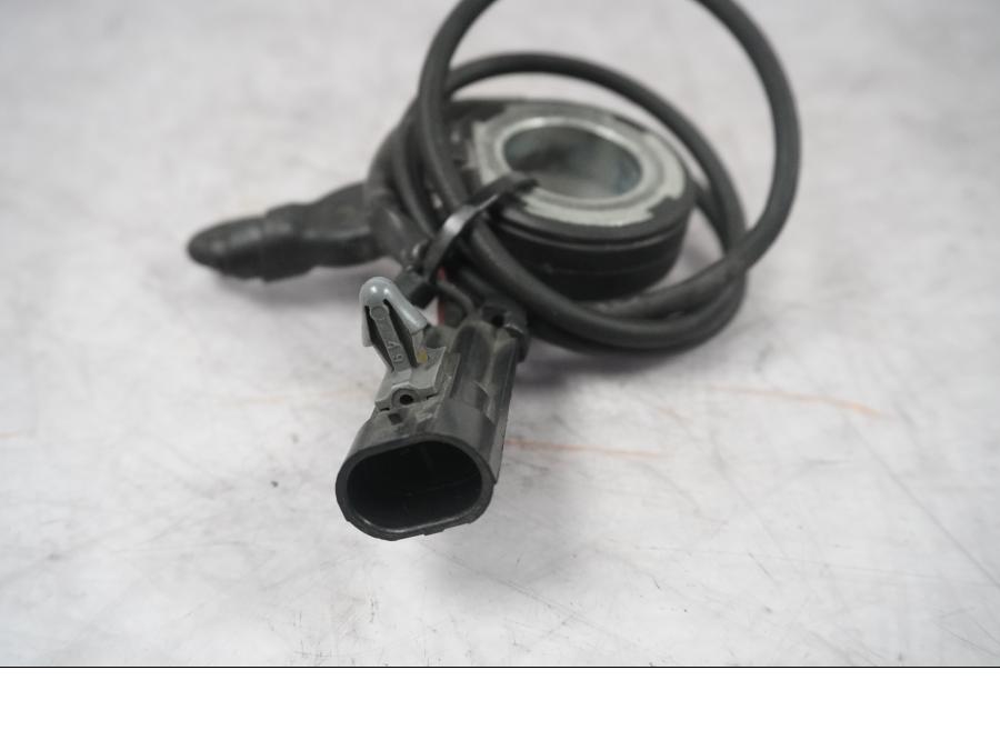 Baksidan på ABS givare från en H-D Touring Street Glide FLHX -2009 motorcykel.