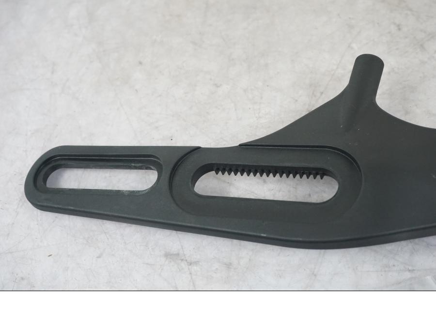 Baksidan på Vindrutefäste från en KTM 1290 Super Adventure S -2022 motorcykel.