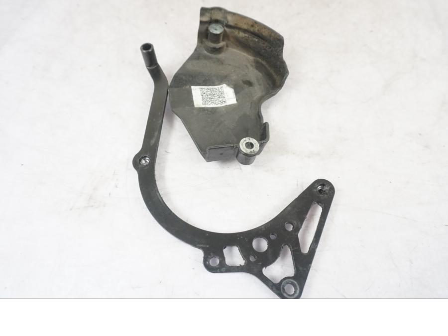 Vänster sida på Drevkåpa från en KTM 1290 Super Adventure S -2022 motorcykel.