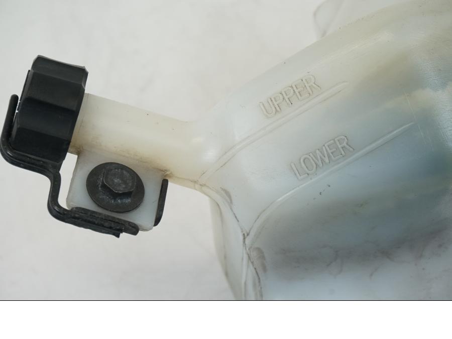 Baksidan på Vattenexpansionskärl från en Honda XL 1000 V -1999 motorcykel.